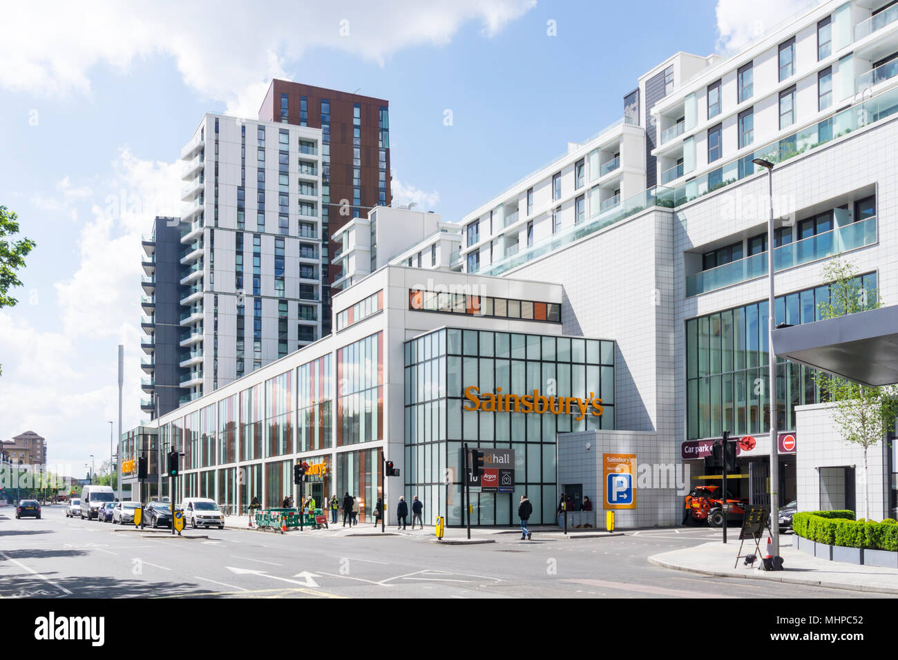 Neue sainsbury Nine Elms superstore auf Wandsworth Road. Mit Barratt Nine Elms Wohnentwicklung hinter sich. Stockfoto
