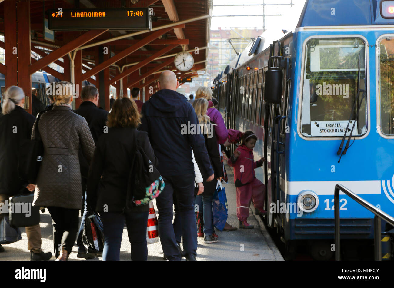 Stockholm, Schweden, 12. Mai 2014: Menschen zu Fuß auf die Plattform in Stockhol East Station servining Roslagsbanan Netzwerk in Richtung der Zug mit Bestimmungen Stockfoto