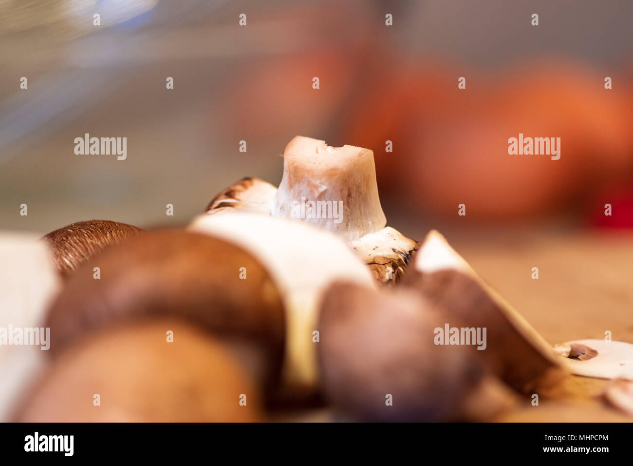 In Scheiben geschnittenen Champignons auf Holz Schneidebrett. Stockfoto