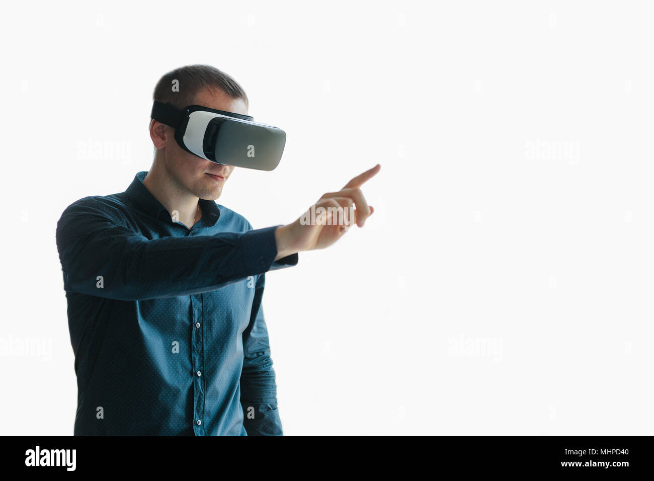 Junger Mann mit Virtual reality Brillen. Moderne Technologien. Das Konzept der zukünftigen Technologie. Stockfoto