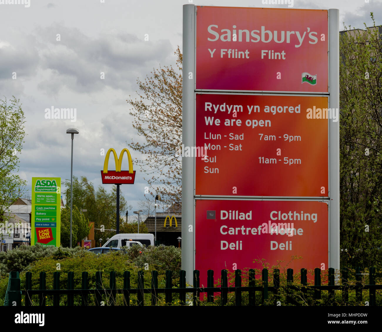 Feuerstein, Wales, 1. Mai 2018. Signage für Stores auf der A 548 in Flint zeigen, wie nahe die Sainsbury und Asda Supermärkte sind. Sainsbury und Asda haben s Stockfoto