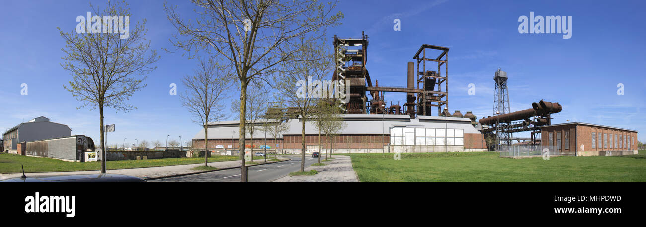 Dortmund, Ruhrgebiet, Nordrhein-Westfalen, Deutschland - 16 April 2018: Panoramablick auf die Skyline von stahlwerk Phoenix West in Dortmund. Stockfoto