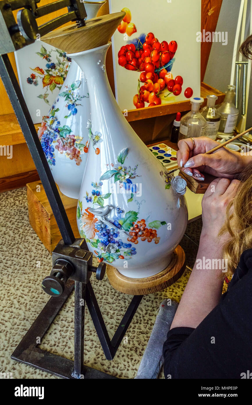 Meissener Porzellan Fabrik, Frau Malerei auf-glasur Porzellan Vase, Sachsen, Meißen Deutschland Arbeitsumgebung der Kunst Workshop Stockfoto