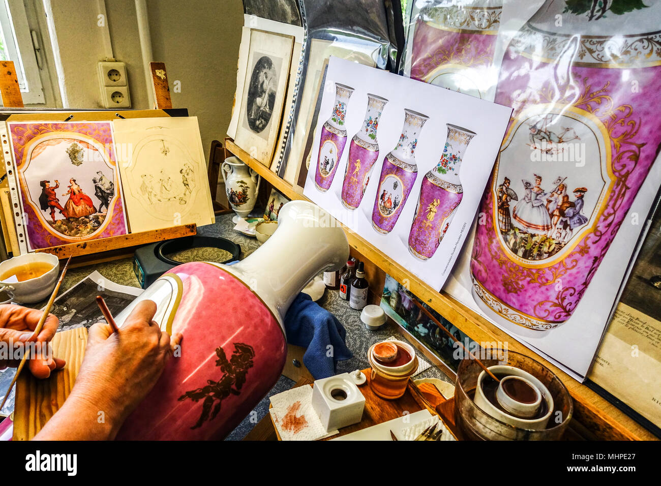 Porzellanfabrik Meissen, Kunstwerkstatt, Gemälde Vase auf Glasur „Karneval“ Meißen, Deutschland Stockfoto