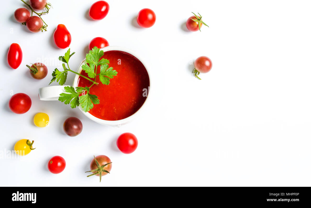 Ketchup und kleinen Kirschtomaten auf weißem Hintergrund Stockfoto