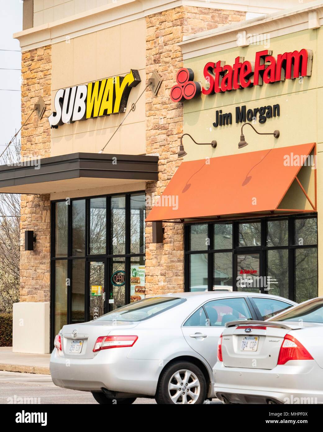 Das Äußere eines U-Sandwich Shop und eine State Farm Insurance Gebäude in Wichita, Kansas, USA. Stockfoto