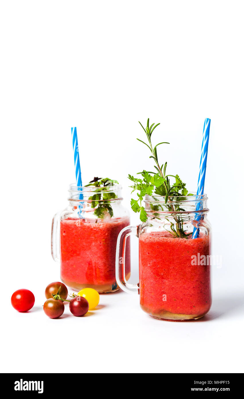 Hausgemachte tomate Smoothie in Gläsern mit Petersilie Stockfoto