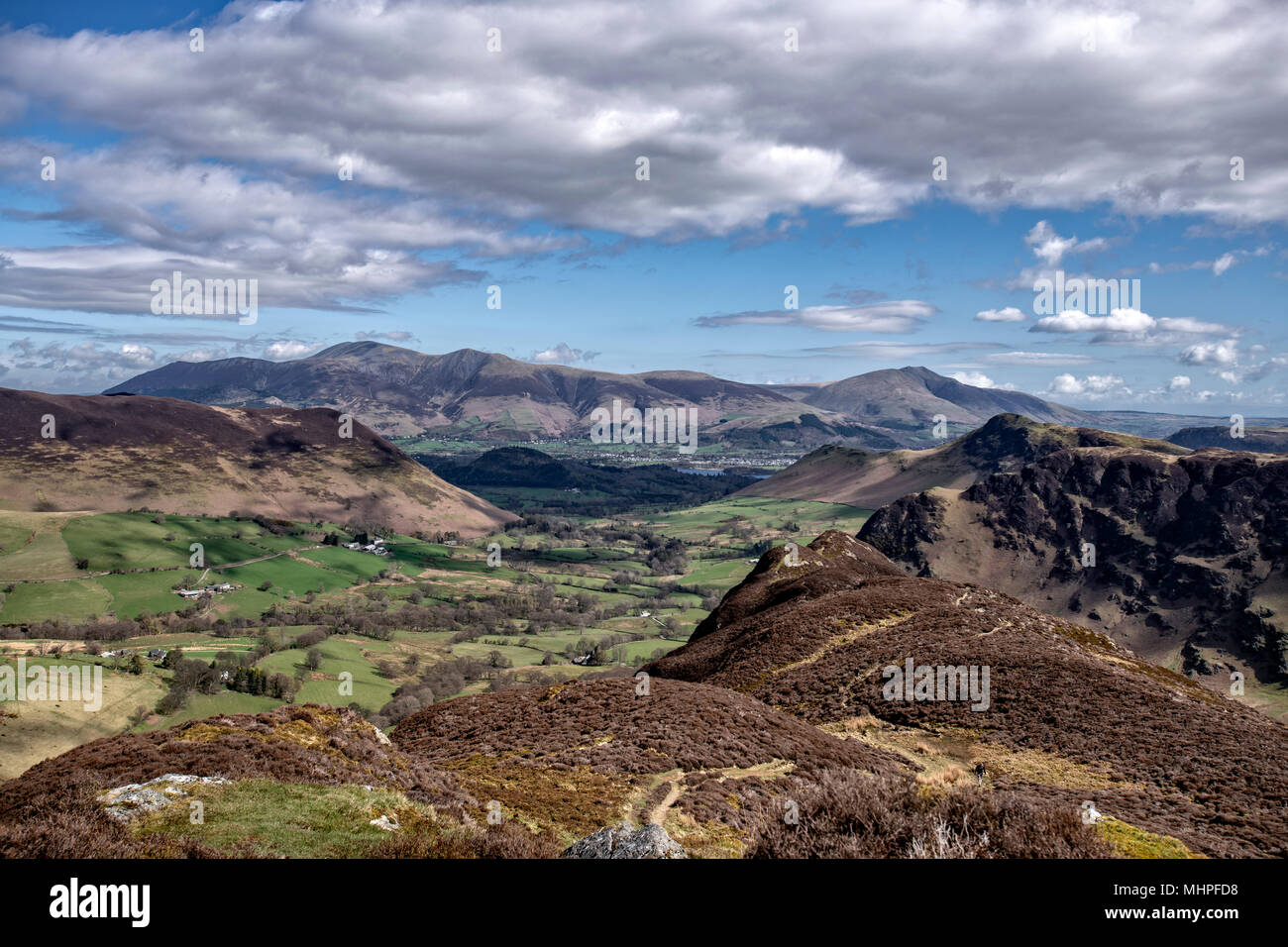 Newlands Valley und die umliegenden Fells vom Geltungsbereich Ende gesehen auf dem Weg nach oben Hindscarth Stockfoto