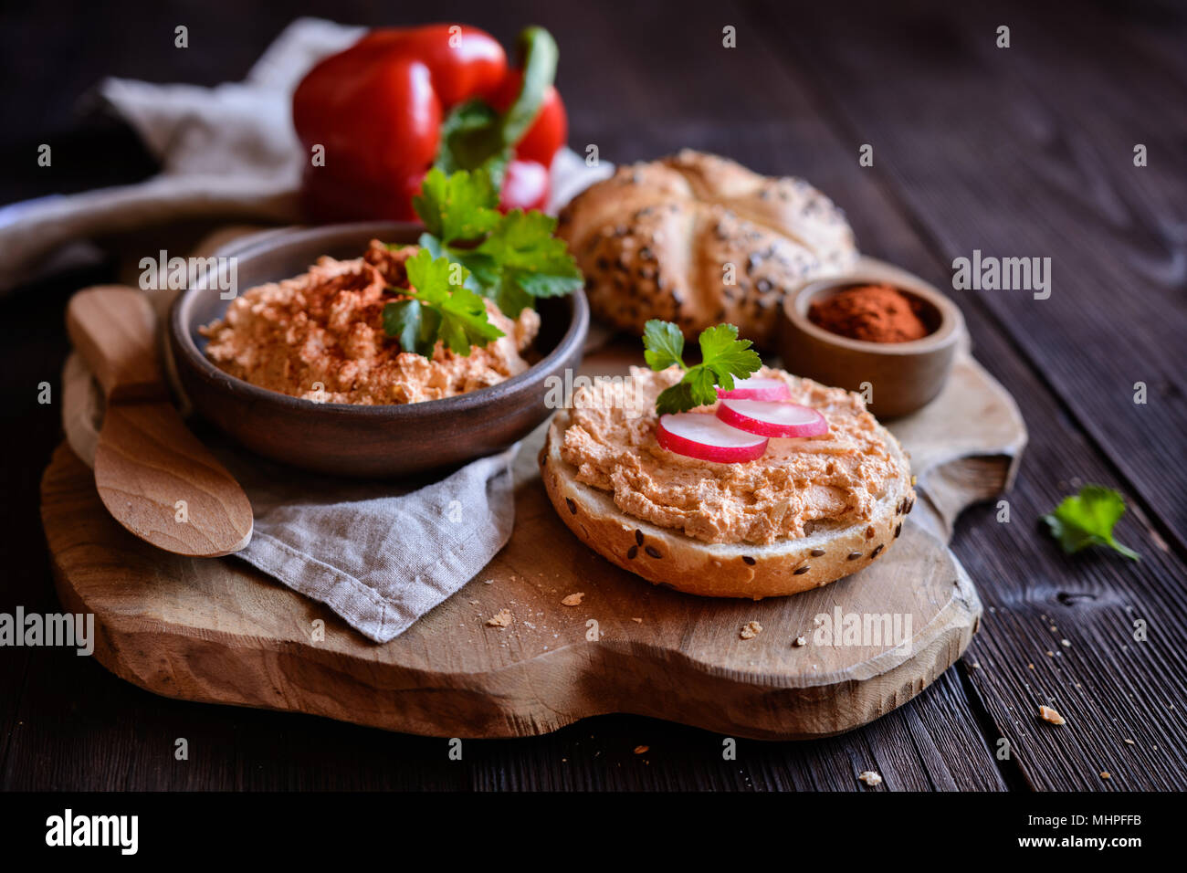 Obatzda - traditionelle bayerische Verbreitung aus Camembert Käse, Zwiebeln, Butter, Paprikapulver und Bier Stockfoto