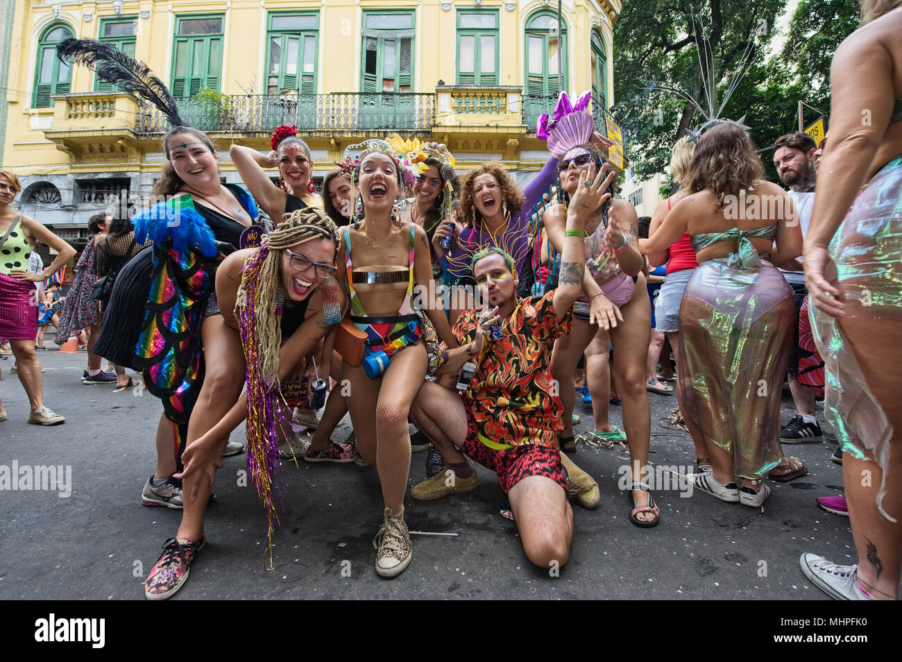 Brasilien - Februar 4, 2018: Verschleierte jecken Feiern beim Karneval Straßenfest in Rio de Janeiro Stockfoto