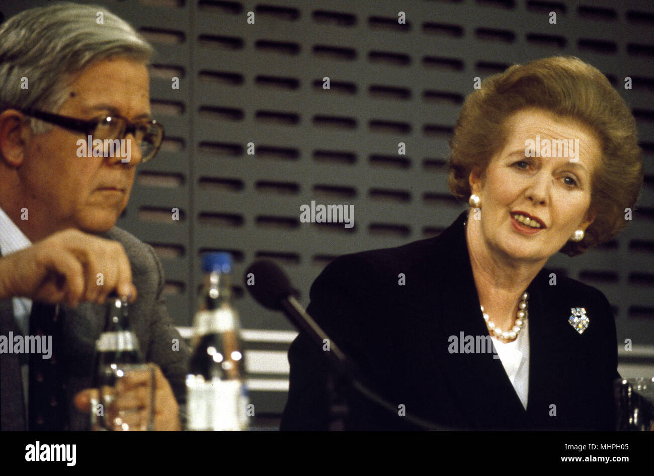 Margaret Thatcher und Geoffrey Howe auf einer Pressekonferenz Stockfoto