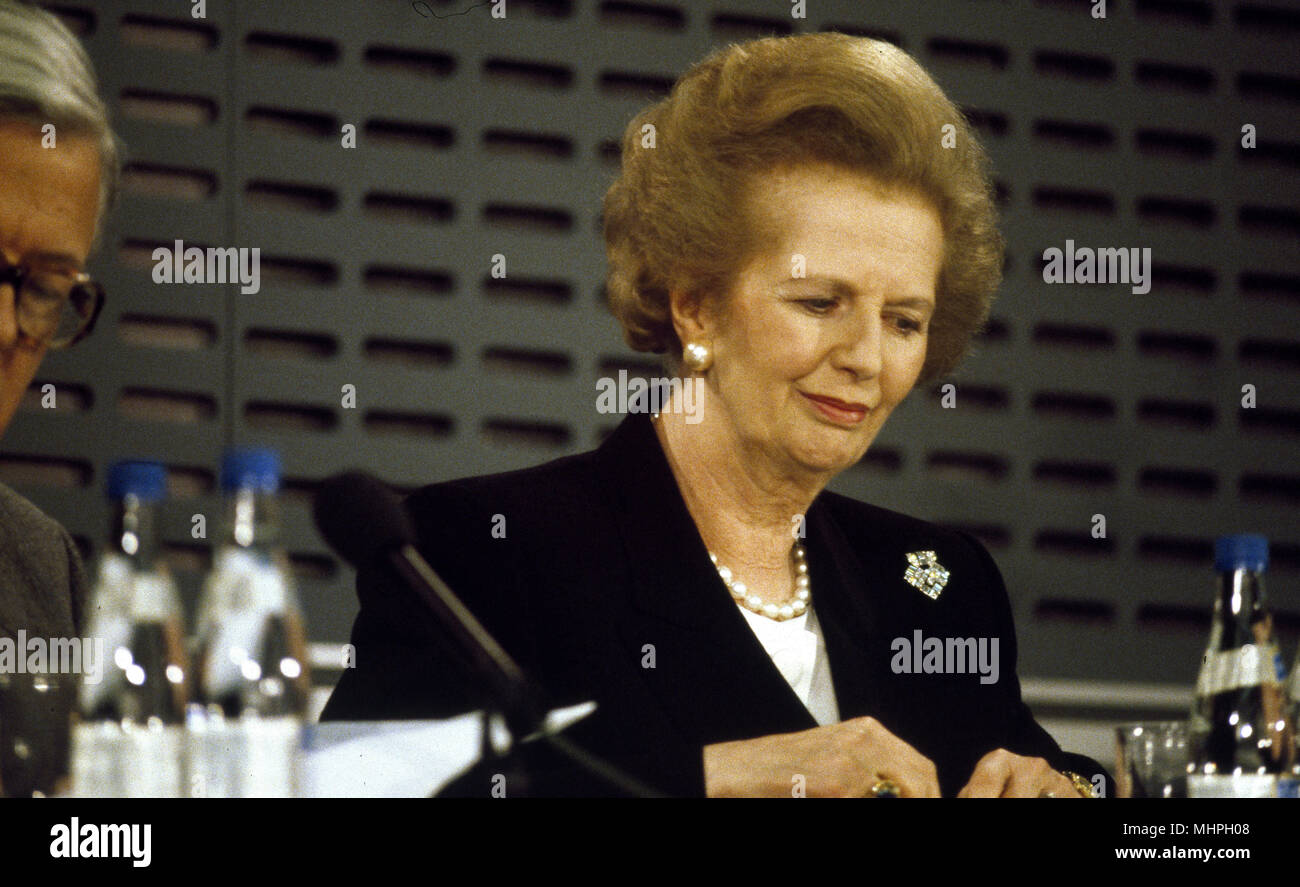 Margaret Thatcher und Geoffrey Howe auf einer Pressekonferenz Stockfoto