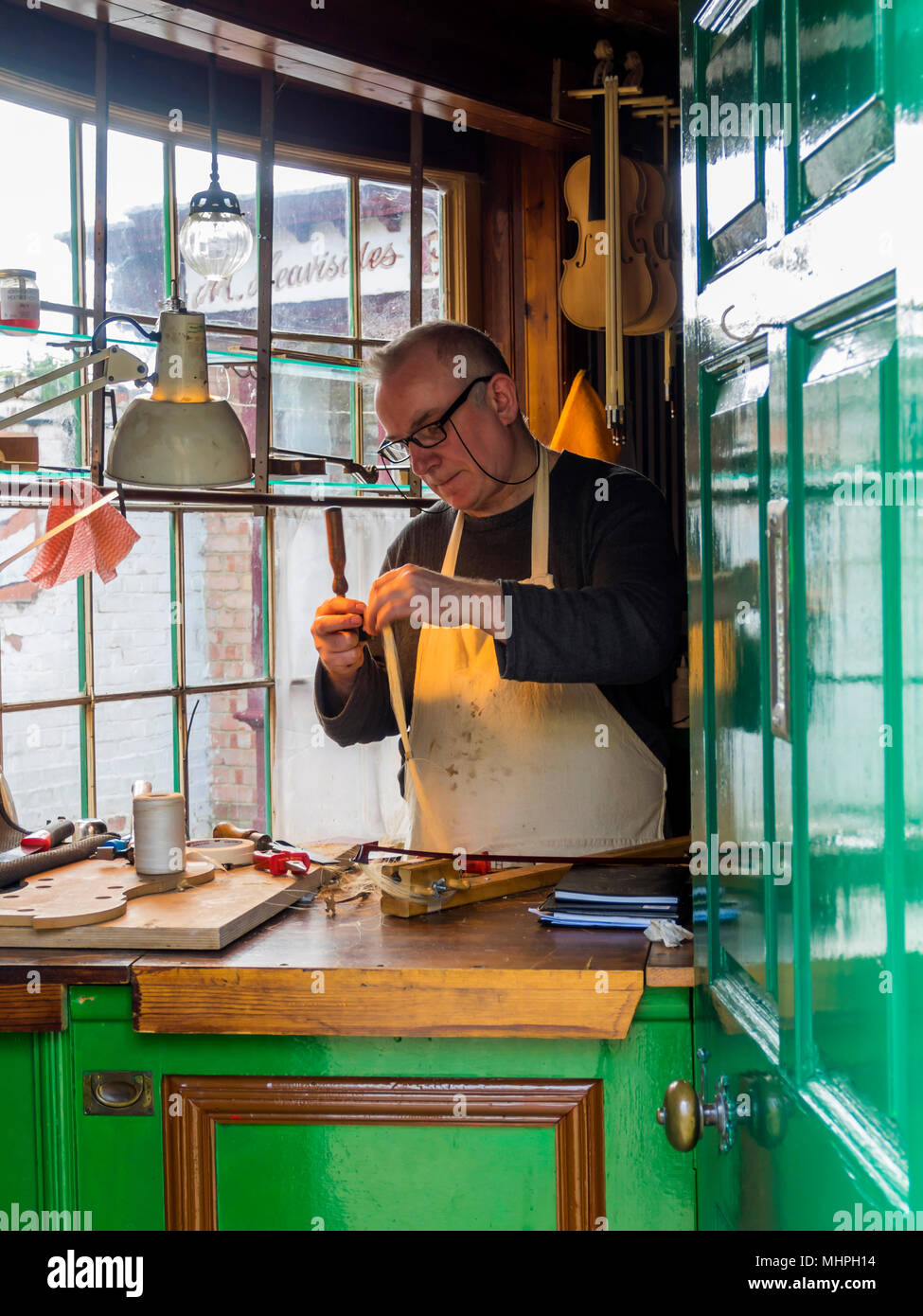 Einem Geigenbauer bei der Arbeit demonstriert sein Handwerk an der Preston Park Museum Eaglescliffe Stockton on Tees Durham Stockfoto
