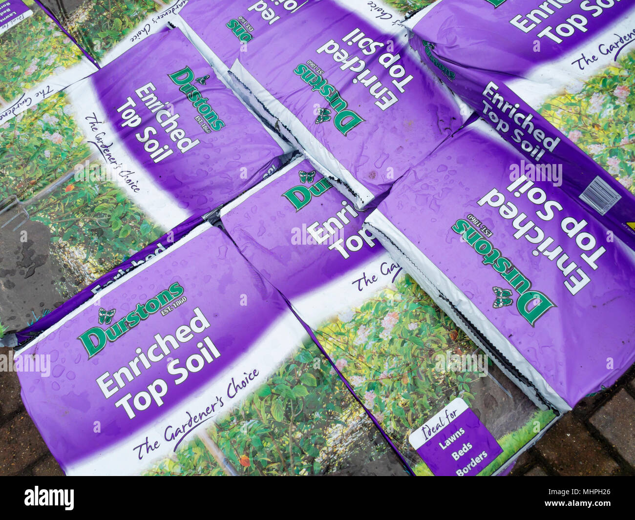 Ein Stapel von Taschen von Angereichertem Mutterboden für den Verkauf in einem Gartencenter Stockfoto