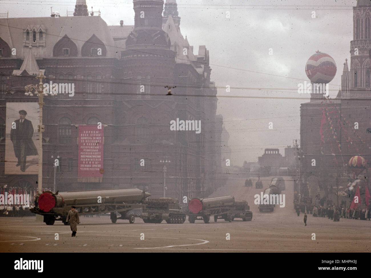 Street Scene im Mai Tag Feiern auf dem Roten Platz in Moskau, 1961 - militärische Parade von Fahrzeugen und Raketen. Datum: 1961 Stockfoto