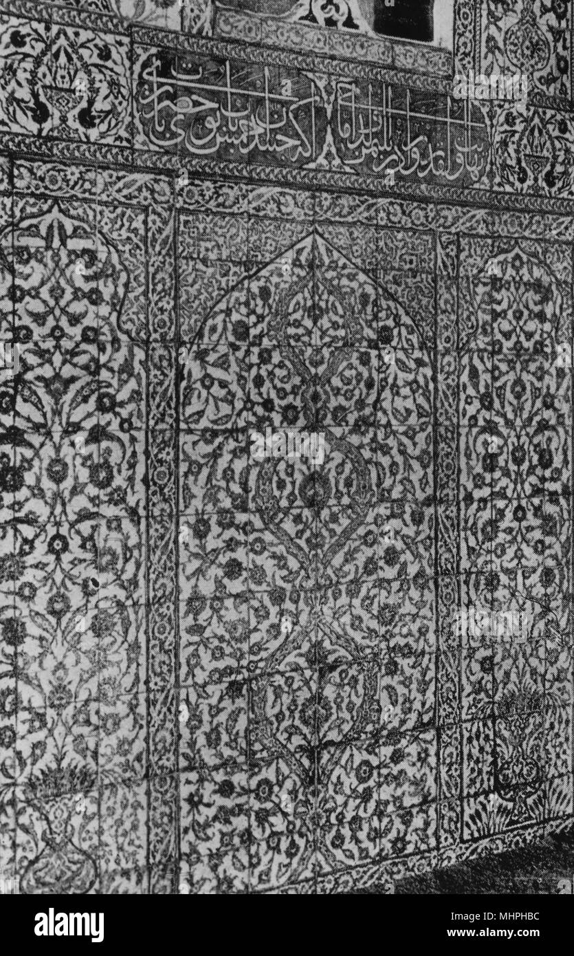Wand aus maurischen Fliesen mit arabischer Schrift Stockfoto