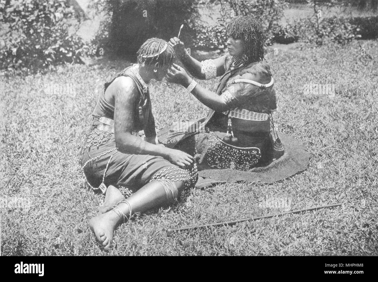 Südafrika. Zulu Frauen auf ihre Toilette; flechten Haar 1900 alten, antiken Drucken Stockfoto