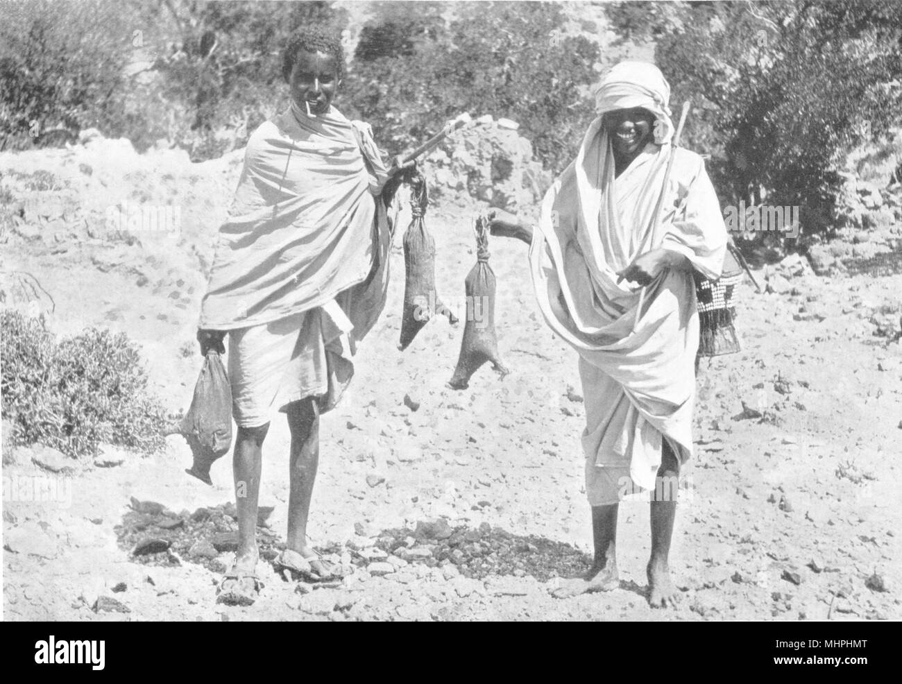 SOMALIA. Somaliland. Somali Jungen walzenhöhen Milch in Haut Taschen; tobe 1900 Drucken Stockfoto