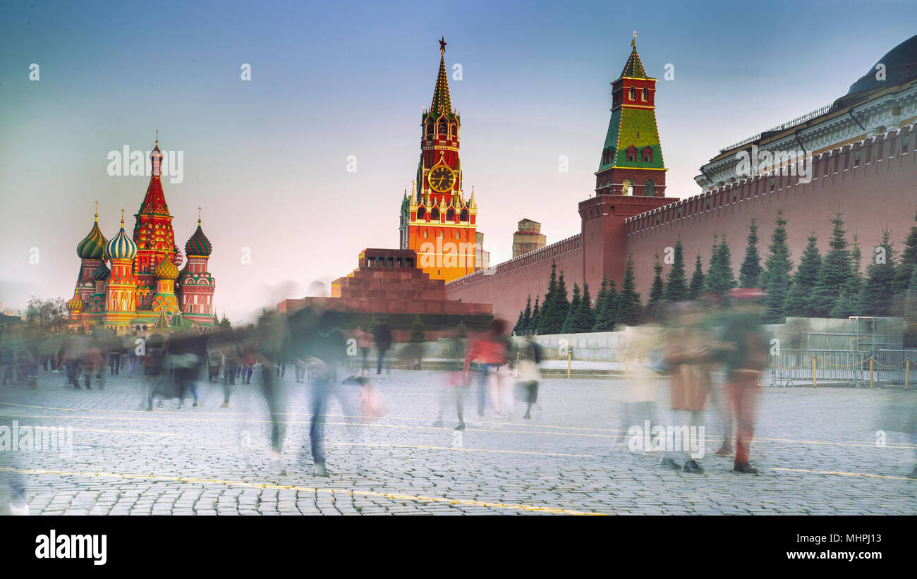 Den Roten Platz mit dem Kreml und der hl. Basilius Kathedrale, Moskau, Russland. Lange Exposition. Bewegungsunschärfe Stockfoto