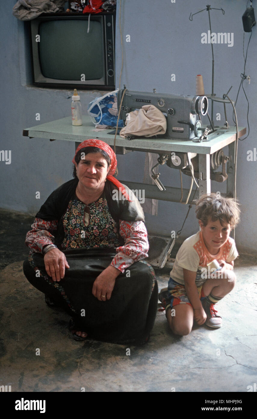 Die palästinensische Mutter und Kind mit Nähmaschine, West Bank, Ost-jerusalem, israelisch-palästinensische Behörde Stockfoto