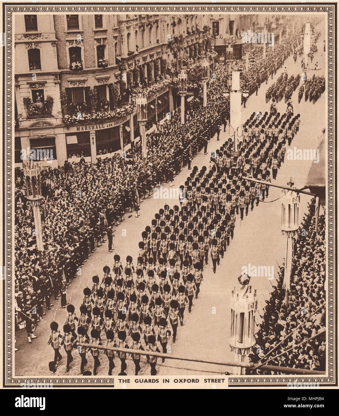 Krönung 1937. Die Grenadier Guards marschieren in der Oxford Street alten Drucken 1937 Stockfoto