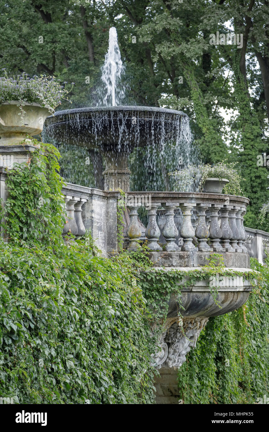Fragment der Brunnen vor der neue Wintergarten Klausberg im Park Sanssouci. Podsdam. Deutschland Stockfoto
