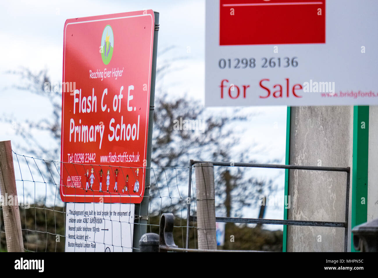 Für Verkauf Zeichen außerhalb einer ländlichen Schule im Dorf von Flash, Staffordshire im Peak District National Park, Großbritannien Stockfoto