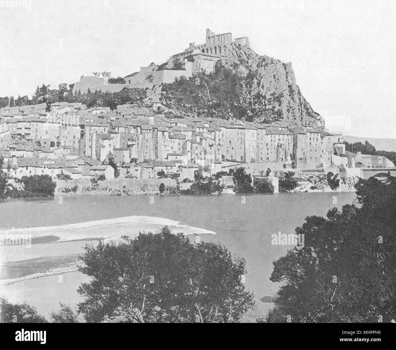 ALPES-DE-HAUTE- Provence. Vue générale de Sisteron 1902 alten, antiken Drucken Stockfoto