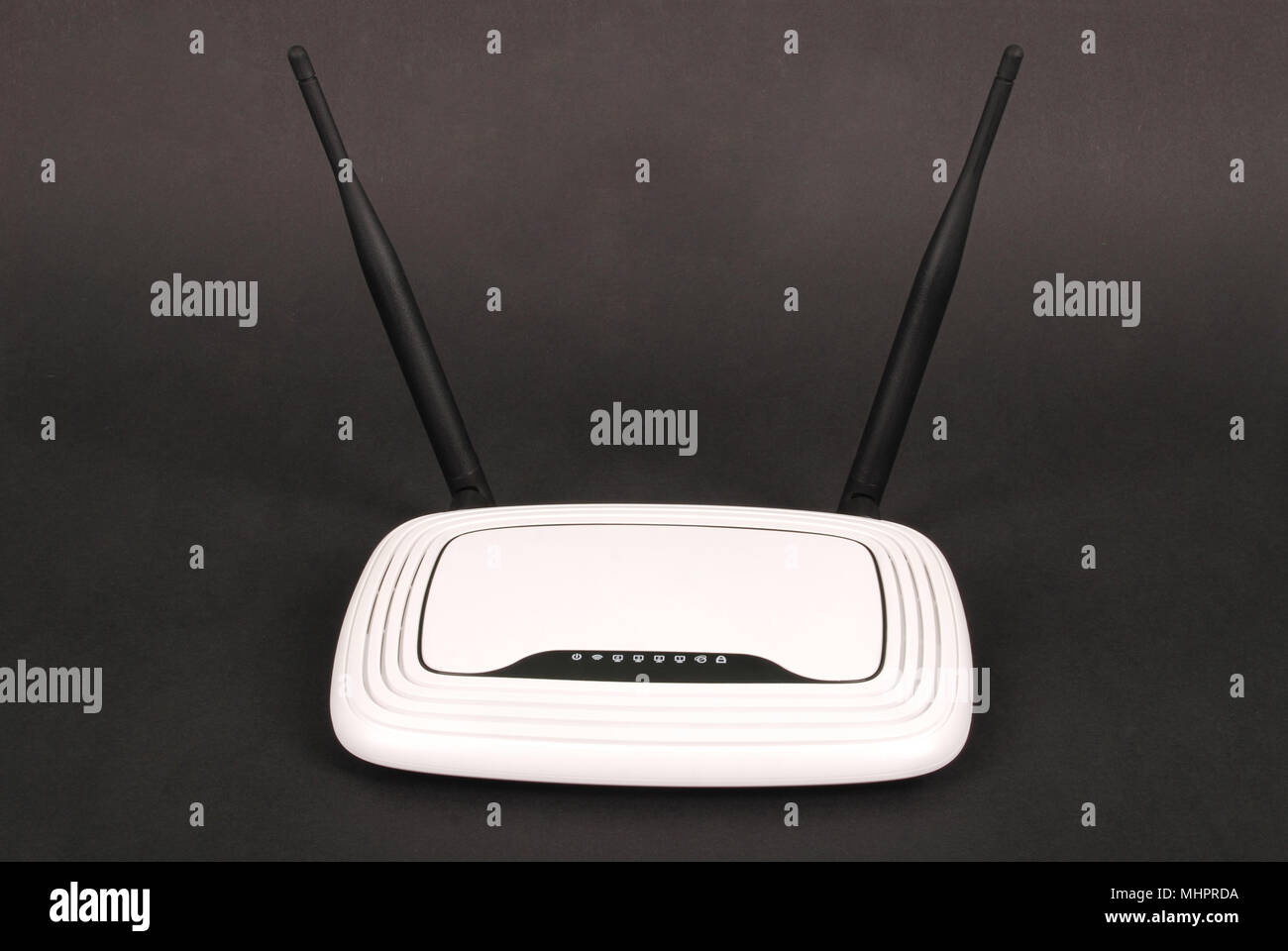 Weiß Wi-Fi-Router mit zwei Antennen auf schwarzem Hintergrund Stockfoto
