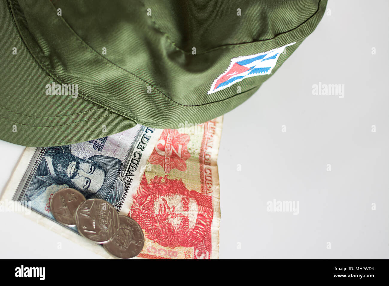 Einige kubanische Pesos mit Helden Symbol von Guevara und Cienfuegos und Military Cap Stockfoto