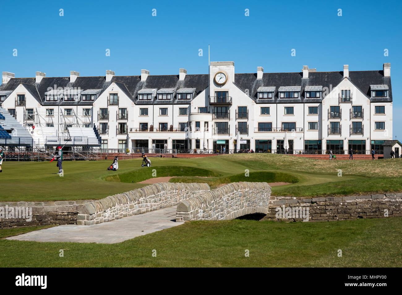 Anzeigen von Carnoustie Golf Course Hotel hinter 18 Grün mit Barry Brennen und Brücke im Vordergrund bei Carnoustie Golf Links in Carnoustie, Angus, Scotla Stockfoto