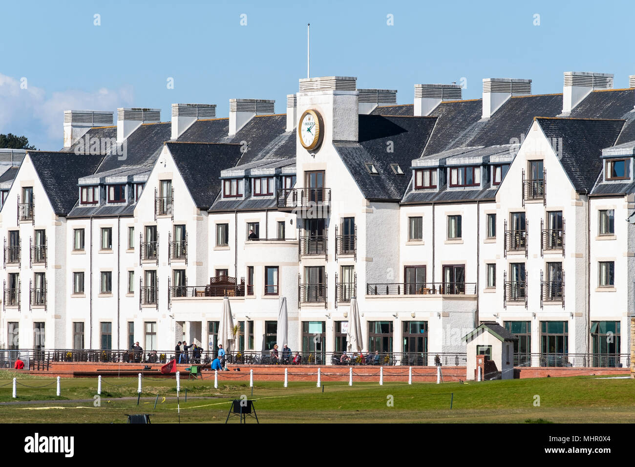 Anzeigen von Carnoustie Golf Course Hotel hinter 18 Grün bei Carnoustie Golf Links in Carnoustie, Angus, Schottland, Großbritannien. Carnoustie ist Schauplatz für die 147. Stockfoto