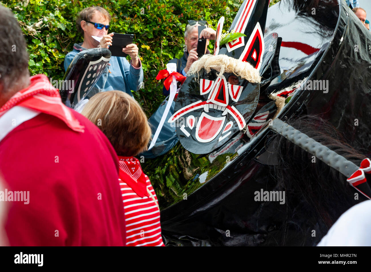 Editorial: Unbekannte Mitglieder der Öffentlichkeit, potenzielle Logos und Beschriftungen. Padstow, Cornwall, UK 01/05/2018. Padstow Bewohner Parade durch die Straßen Stockfoto