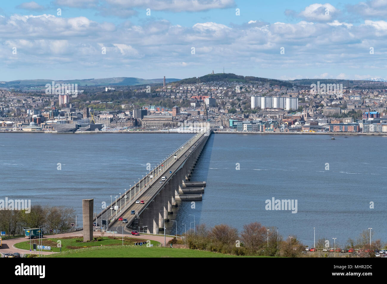 Blick über den Fluss Tay und Tay Straße Brücke der Stadt Dundee in Tayside, Schottland, Großbritannien. Stockfoto