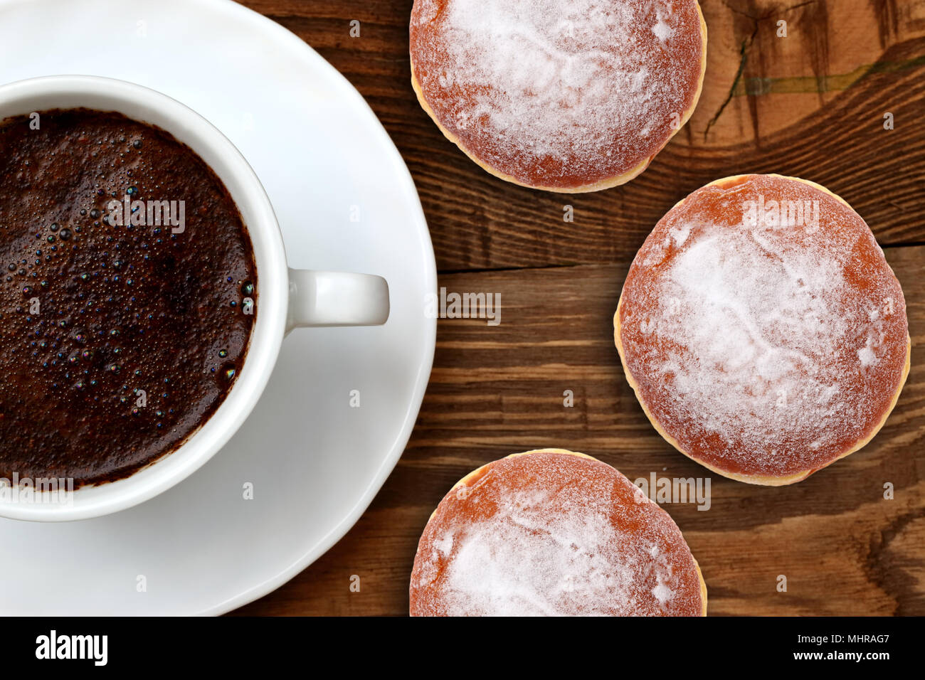 Extrem lecker süßen Donut zusammen mit aromatischen Kaffee mit Koffein ist ein unvergesslicher Geschmack und Entspannung nach jeder Anstrengung, bot Stockfoto