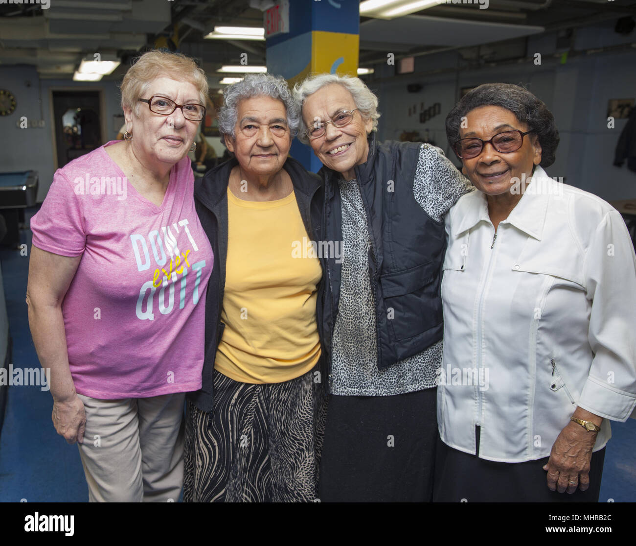 Freunde posieren für ein Foto in der Lower East Side Senior Center. Diese Zentren bieten ein schönes Gefühl von Gemeinschaft, zusammen mit den Leistungen, die sie erbringen. Neue Stockfoto