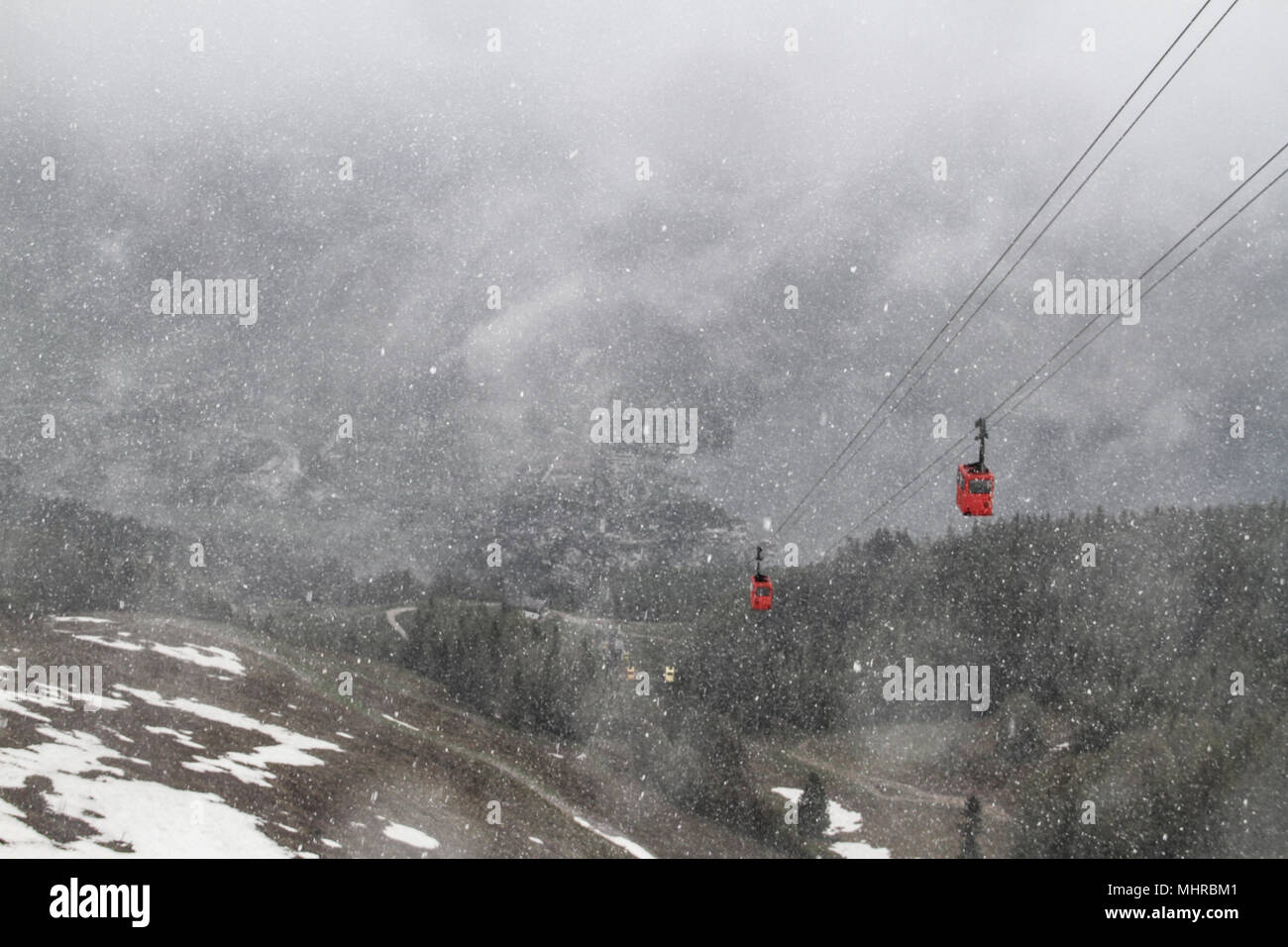 2 rote Kabel Karren über die Berge im Schnee Stockfoto