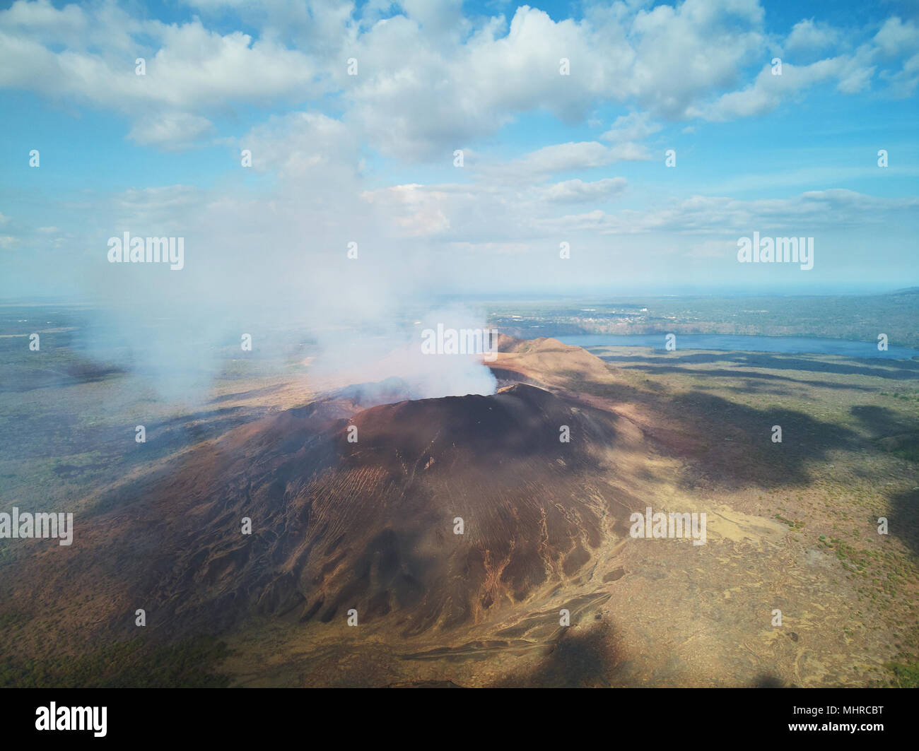 Vulkan Mountain Summit auf bunten Landschaft Hintergrund Stockfoto