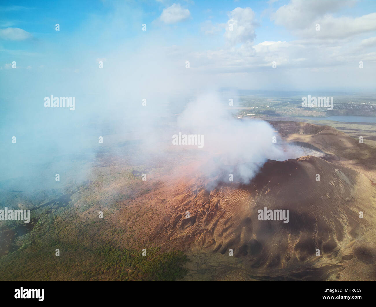 Wolke von valcano Rauch an einem sonnigen Tag Luftbild Drohne anzeigen Stockfoto