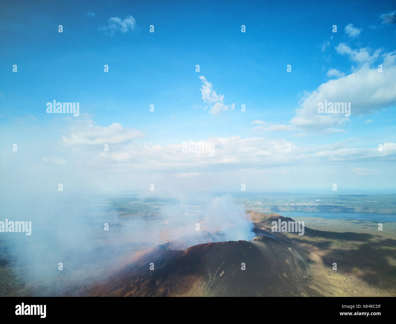 Schöne Nicaragua Landschaft mit Vulkan und Lagune auf blauen Himmel Hintergrund Stockfoto