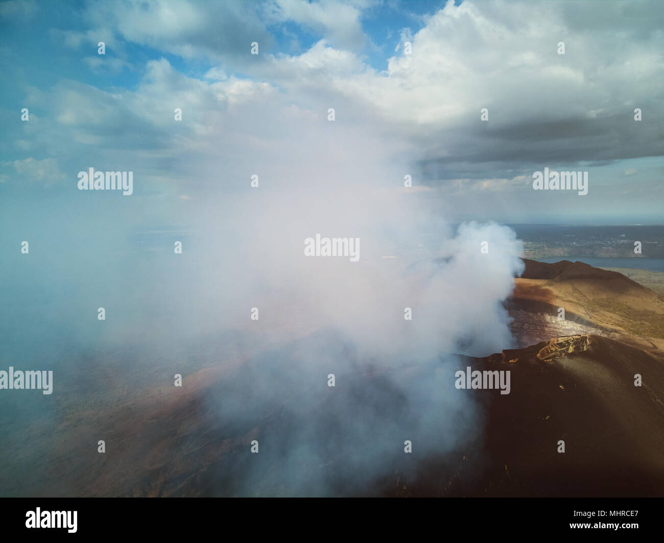 Big Rauch aus vulkankrater Antenne oben drone Ansicht Stockfoto