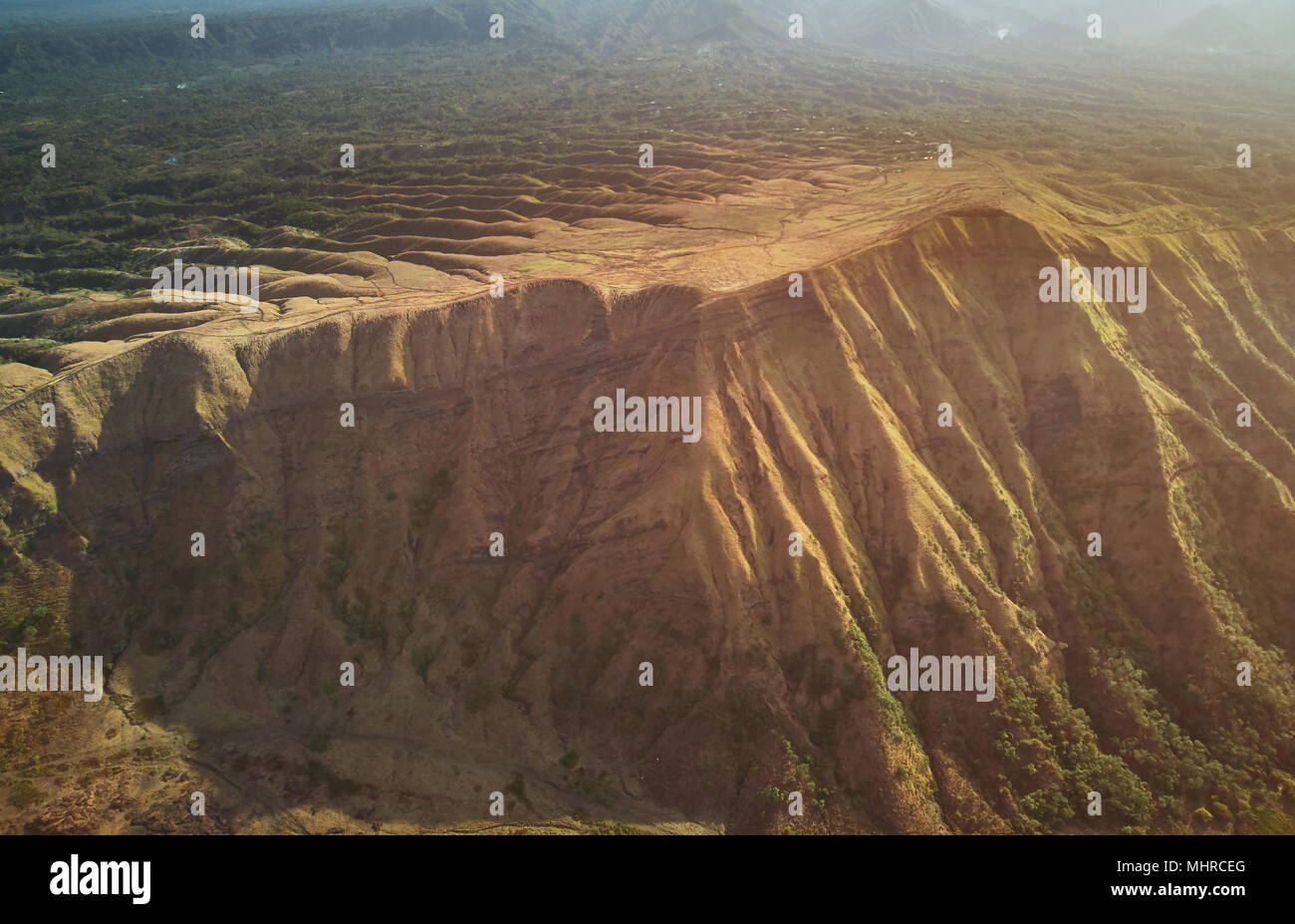 Big Mountain Hill an einem sonnigen Tag Luftbild Drohne anzeigen Stockfoto