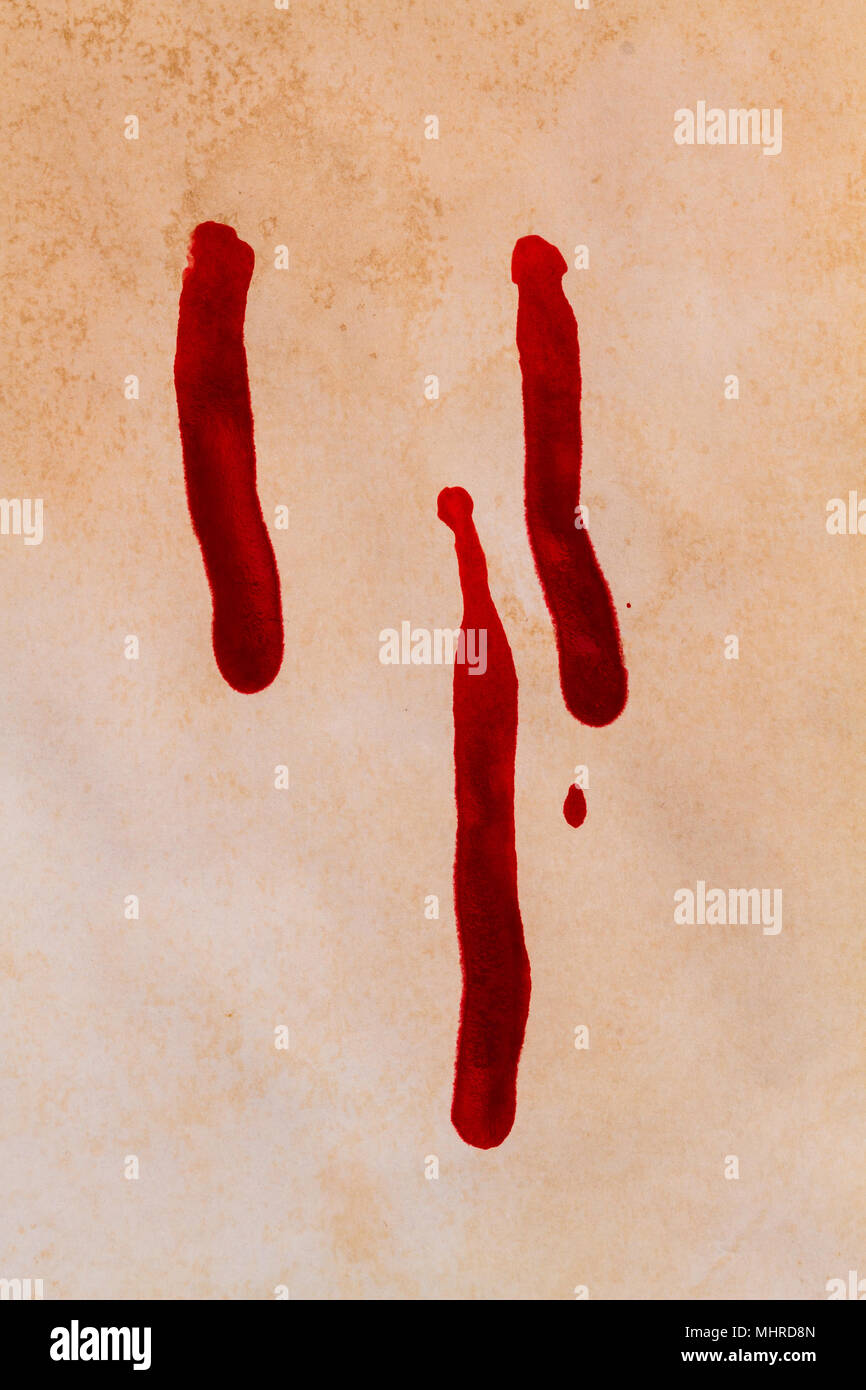 Blut spritzen fließt auf alten Grunge Papier. Vertikale Detailansicht. Stockfoto