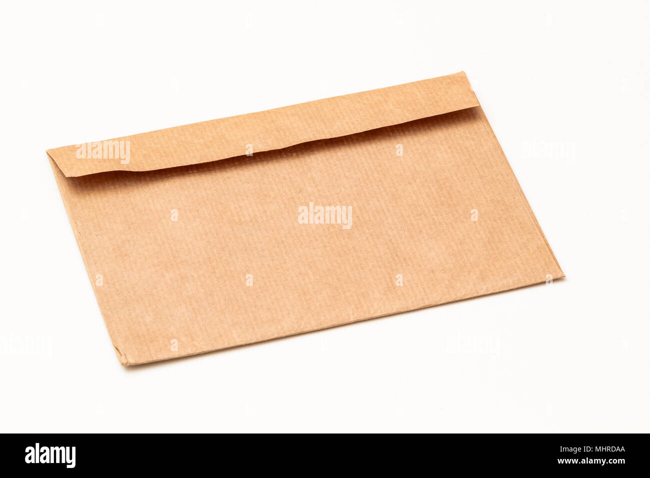 Braun Handwerk Papier Umschlag auf weißem Hintergrund. Horizontale Ansicht. Stockfoto