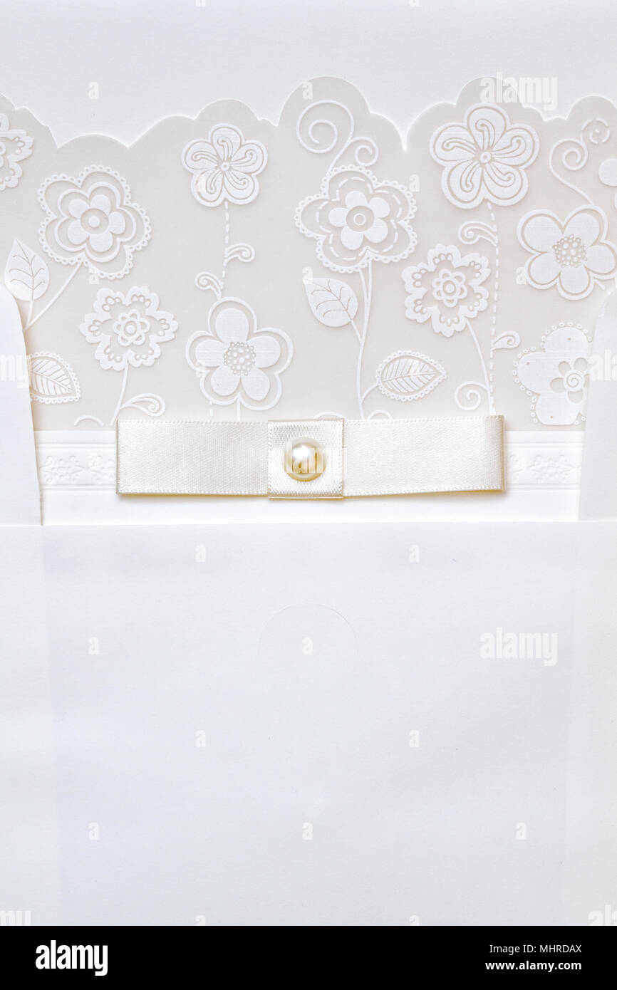 Weiß hochzeit einladung mit Blumen spitze Abbildung auf weißen Hintergrund. Close-up Vertikale erschossen. nette und schöne Elemente. Stockfoto