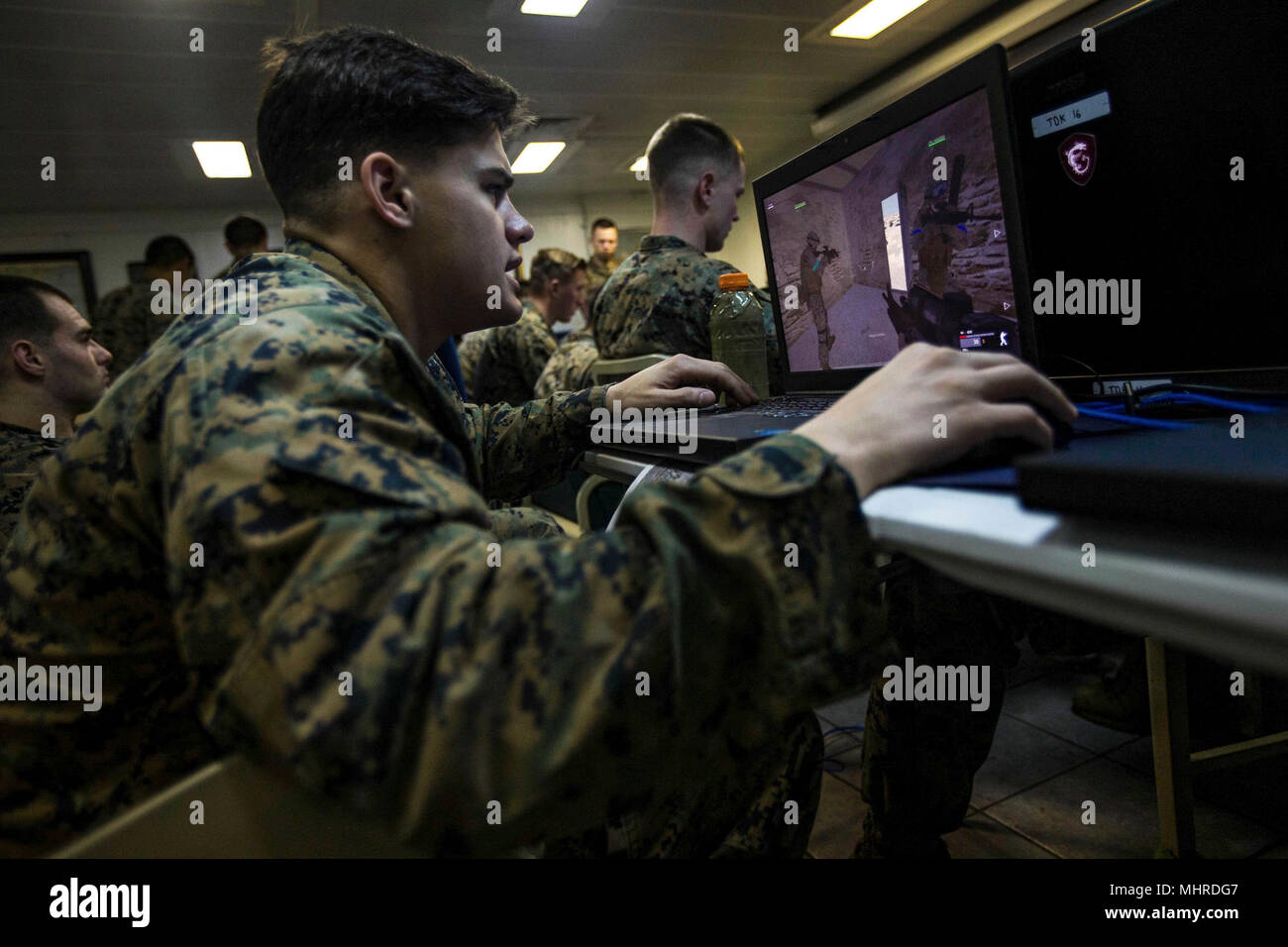 Mittelmeer (3. März 2018) US Marine Cpl. Jakob M. Novitski, ein rifleman zugeordnet Bataillon Landung Team, 2.BATAILLON, 6 Marine Regiment (BLT 2/6), 26 Marine Expeditionary Unit (MEU), kommuniziert seine Position zu Marines während der Teilnahme an simulierten Squad-level Integriertes Training mit Virtual Battlespace Simulator III (VBS-III), ein computer-generierten Combat Training Programm, an Bord der Wasp-Klasse amphibisches Schiff USS Iwo Jima (LHD7), 3. März 2018. Iwo Jima und der 26 MEU leiten naval Operations in den USA 6 Flotte Bereich der Operationen. (U.S. Marine Corps Stockfoto