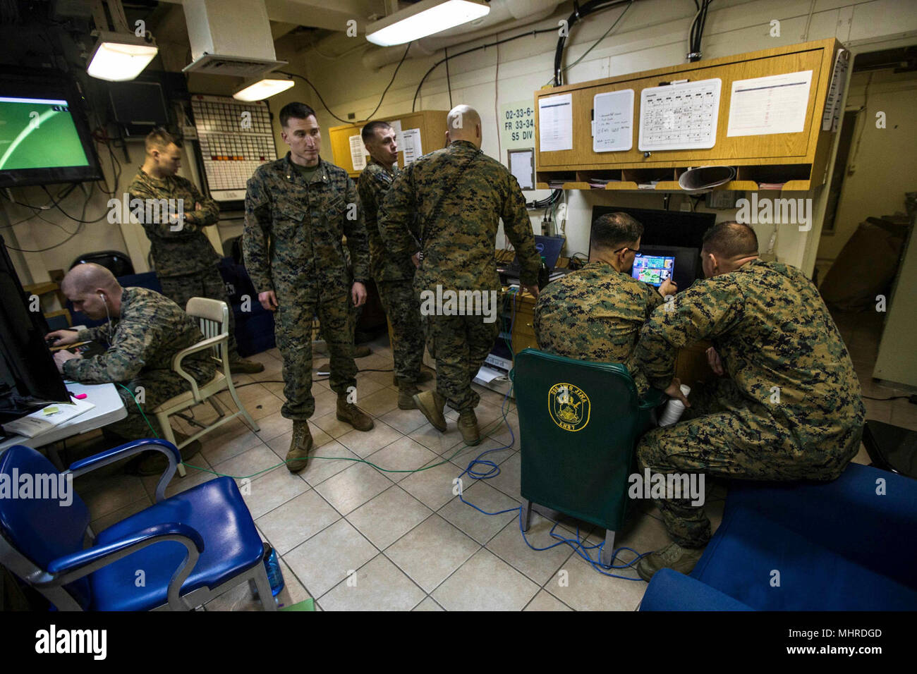 Mittelmeer (3. März 2018) US-Marine Company Kommandeure Bataillon Landung Team zugewiesen, 2.BATAILLON, 6 Marine Regiment (BLT 2/6), 26 Marine Expeditionary Unit (MEU), Teilnahme an einer virtuellen taktische Entscheidung spiel Showdown, an Bord der Wasp-Klasse amphibisches Schiff USS Iwo Jima (LHD7), 3. März 2018. Das Bataillon Commander organisiert den Wettbewerb zu zwingen --force Taktiken an der Senior Officer Ebene stärken. Iwo Jima und der 26 MEU leiten naval Operations in den USA 6 Flotte Bereich der Operationen. (U.S. Marine Corps Stockfoto