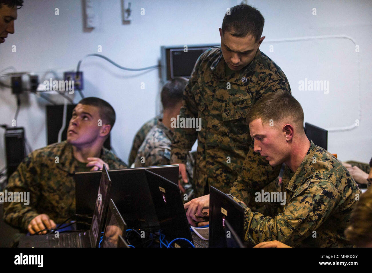 Mittelmeer (3. März 2018) US Marine Staff Sgt. Timothy W. Jones, Mitte, ein platoon Sergeant zugeordnet Bataillon Landung Team, 2.BATAILLON, 6 Marine Regiment (BLT 2/6), 26 Marine Expeditionary Unit (MEU), berät ein Marine während des simulierten Squad-level Integriertes Training mit Virtual Battlespace Simulator III (VBS-III), ein computer-generierten Combat Training Programm, an Bord der Wasp-Klasse amphibisches Schiff USS Iwo Jima (LHD7), 3. März 2018. Iwo Jima und der 26 MEU leiten naval Operations in den USA 6 Flotte Bereich der Operationen. (U.S. Marine Corps Stockfoto