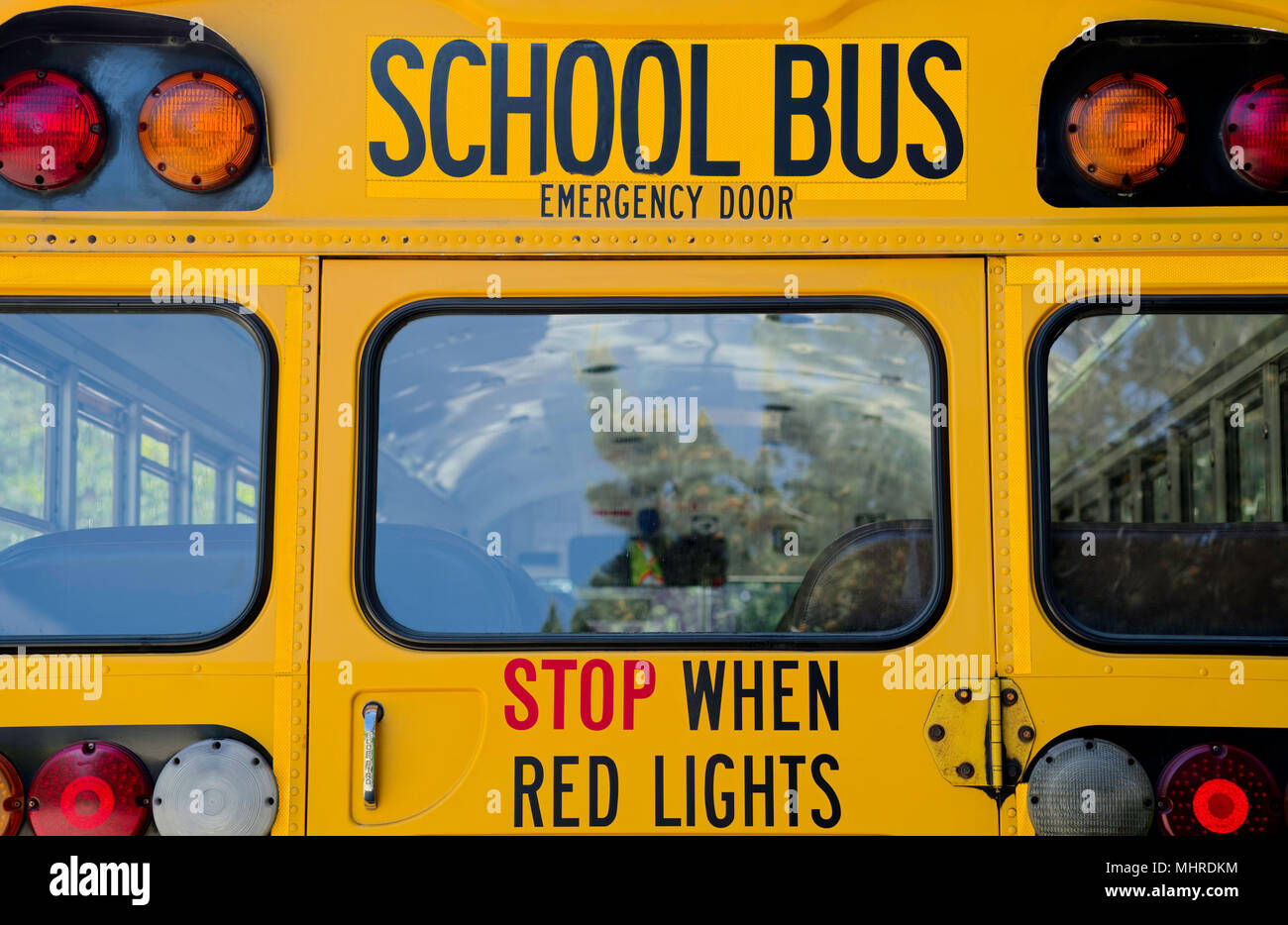Rückseite des Gelben unbesetzt School Bus, British Columbia, Kanada Stockfoto