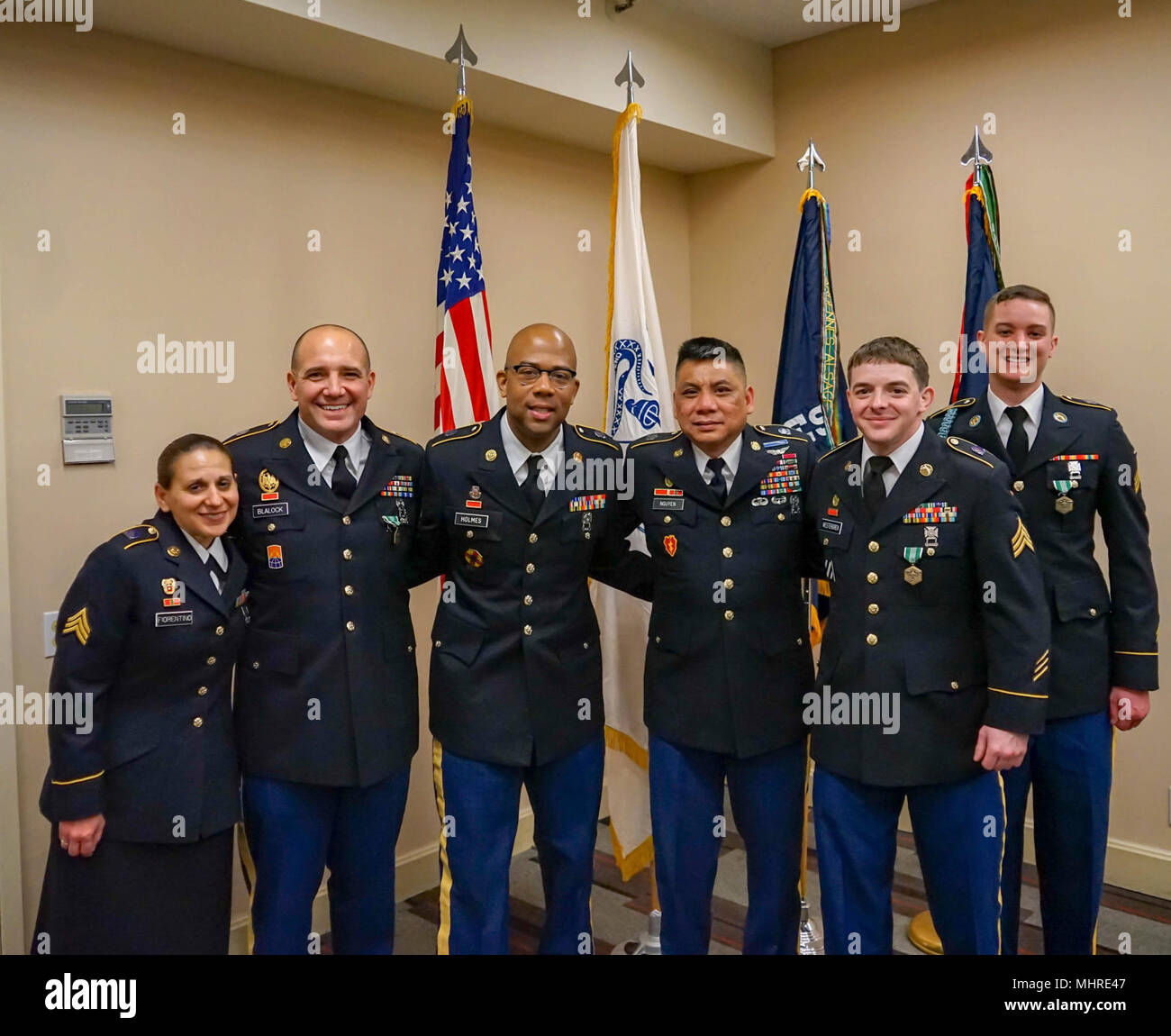 PLEASANTON, Calif, - U.S. Army Command Sgt. Maj. Tuan Nguyen von der Southern Division, 84th Ausbildung Befehl steht mit den Gewinnern und Wettbewerber der Großen Seen, Süd- und pazifischen Divisionen, 84 Ausbildung Befehl Gemeinsame beste Krieger Wettbewerb während der Preisverleihung März 17th, 2018 Pleasanton, Kalifornien (USA Armee Stockfoto